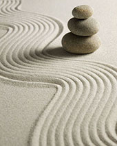 Jardim de pedras: areia disposta em padrão ondulado e pilha com 3 pedras